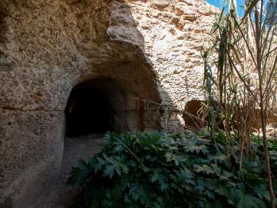 Un altro ingresso parzialmente coperto dall�edera ci d� accesso a una seconda zona della �grotta�, ancora pi� spettacolare della prima